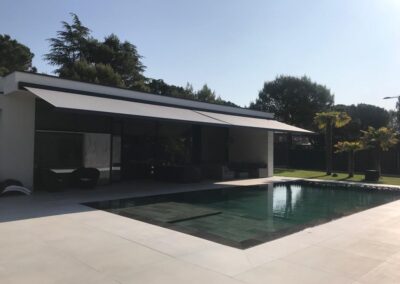 Toldo extensible en piscina