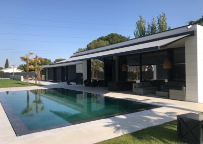 Toldo extensible en piscina