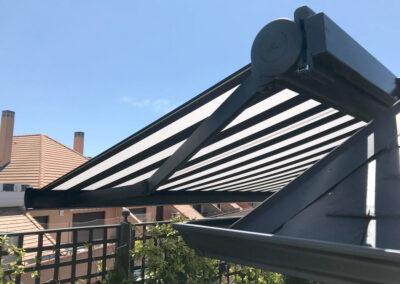 Toldo anclado a tejado