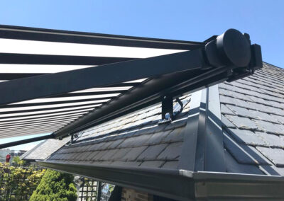 Toldo anclado a tejado