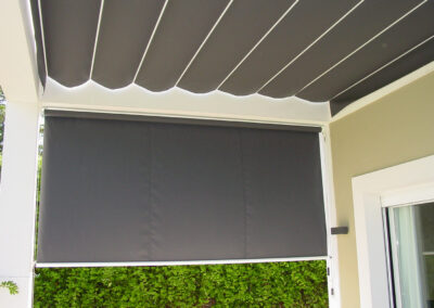Pérgola con toldo retráctil y toldo vertical